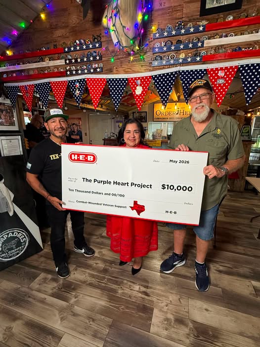 H-E-B presenting a ,000 donation check to the Purple Heart Project
